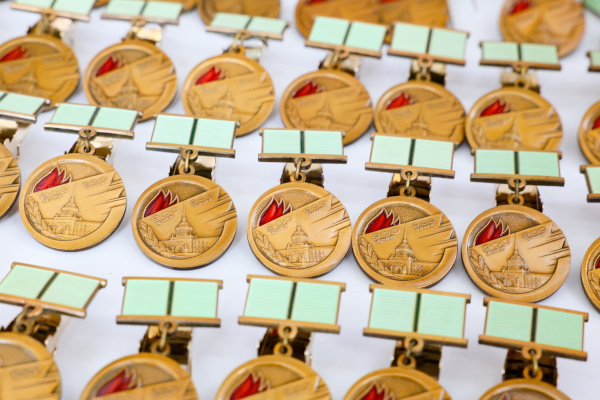 Вручение знаков «Жителю блокадного Ленинграда» и юбилейных медалей «80 лет Победы в Великой Отечественной войне 1941-1945 гг.»