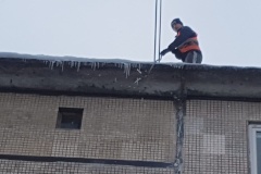 В Невском районе очистка кровель многоквартирных домов от снежно-ледяных образований проводится ежедневно