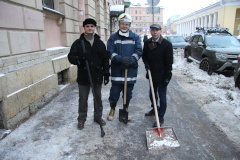 Сотрудники Комитета приняли участие в уборке города от выпавшего накануне снега