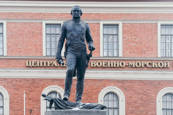 Возложение цветов к памятнику адмиралу Ушакову
