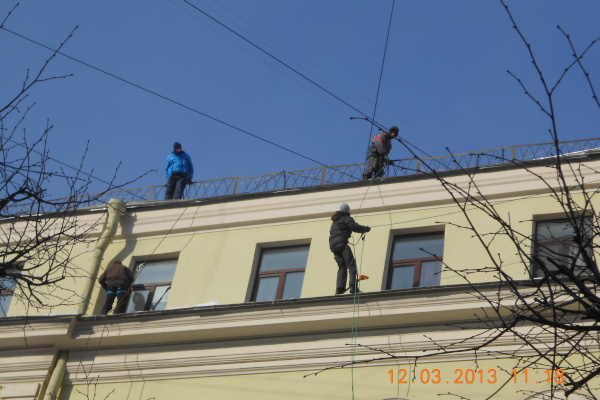 Уборка снега с кровель домов