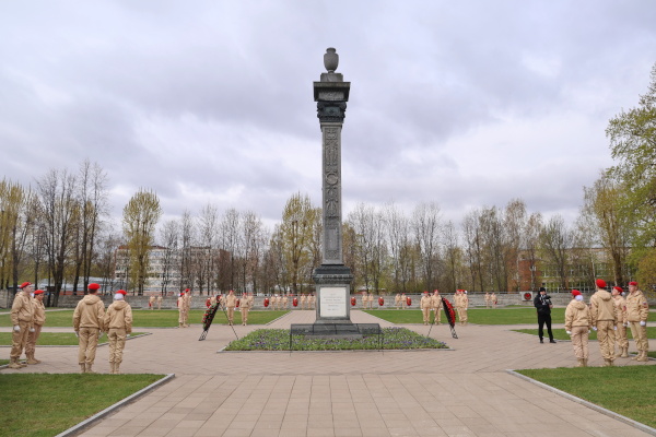 Зажжение Вечного огня на мемориальном комплексе «Журавли»