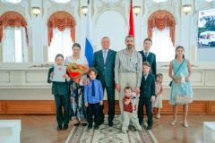 Многодетной семье из Кировского района губернатор Александр Беглов вручил ключи от микроавтобуса