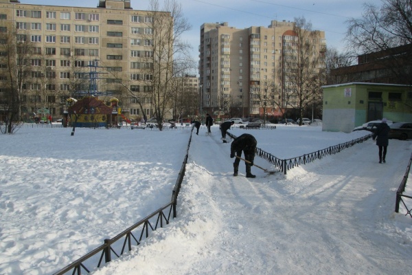 Во Фрунзенском районе продолжается уборка снега и наледи