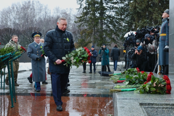 Торжественно-траурная церемония в честь 81-й годовщины Ленинградской победы прошла на Пискаревском мемориальном кладбище