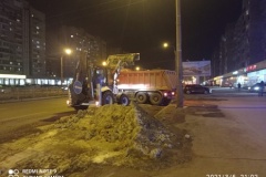 Коммунальные и дорожные службы продолжают уборку района от снега и наледи