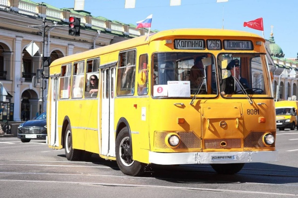По историческим улицам Петербурга прошел самый масштабный  в России парад ретро-транспорта