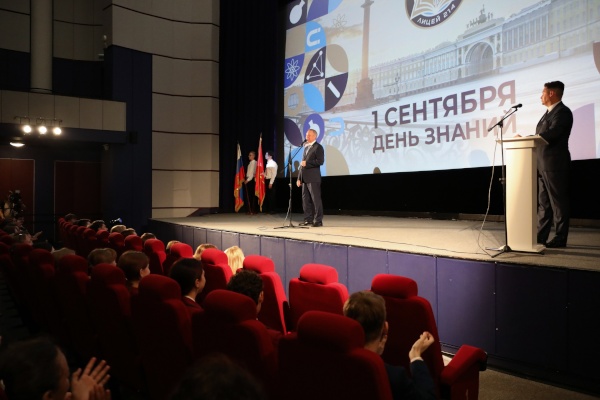 Поздравление учеников и преподавателей лицея № 214 Центрального района с Днем знаний
