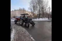 Заместитель главы администрации Алена Орлова вместе с представителями муниципального образования Шушары провела объезд территории посёлка, оценив качество зимней уборки