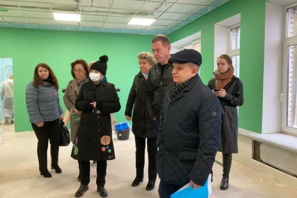 Виктор Полунин проверил ход ремонтных работ на социальных объектах