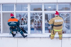 Петербургские спасатели помогают малышам поверить в новогодние чудеса