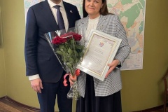 Глава Красногвардейского района Андрей Хорт вручил благодарность от имени Губернатора Санкт‑Петербурга Александра Беглова заместителю директора по воспитательной работе школы №129 Анастасии Афанасьевой.