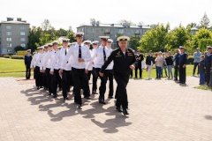 Выпускники Ломоносовского морского колледжа ВМФ принимают поздравления с окончанием обучения