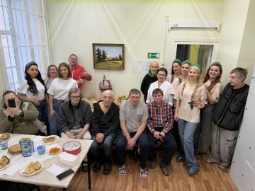 Участницы проекта «Миссис Петроградский район» поздравили подопечных Центра ночного пребывания на улице Чапаева с Масленицей