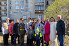 Праздник во дворе дома: в преддверии Дня Победы в Кировском районе поздравили заслуженного ветерана Владимира Яковлевича Слепова