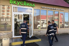 В Калининском районе освобождается незаконно занятый земельный участок, используемый под размещение 2-этажного торгового павильона