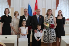 Семья Яковлевых из Кировского района удостоена ордена «Родительская слава»