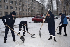 К уборке снега подключились волонтеры
