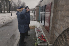 Сотрудники пожарно-спасательных отрядов возложили цветы к 79–й годовщине полного освобождения Ленинграда от фашистской блокады