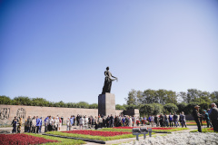 В День памяти жертв блокады Александр Беглов возложил цветы к монументу «Мать-Родина» на Пискарёвском мемориальном кладбище