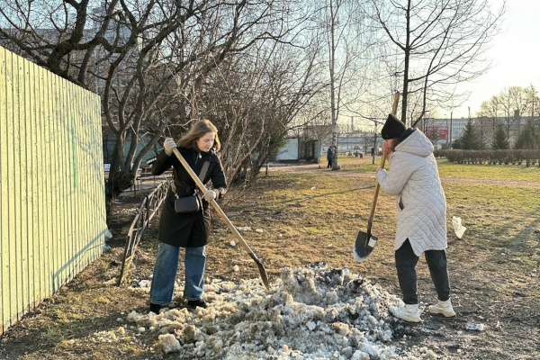 В Выборгском районе прошел внеочередной субботник