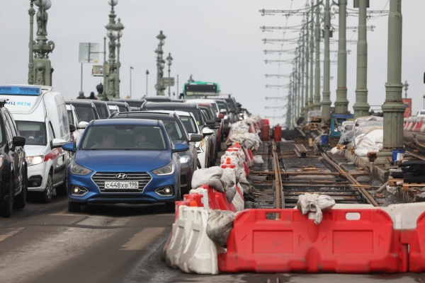 На Троицком мосту меняется схема дорожного движения