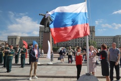 Государственный флаг России был поднят на Московской площади