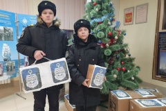 Кадеты Морской школы поздравили военнослужащих с новогодними праздниками