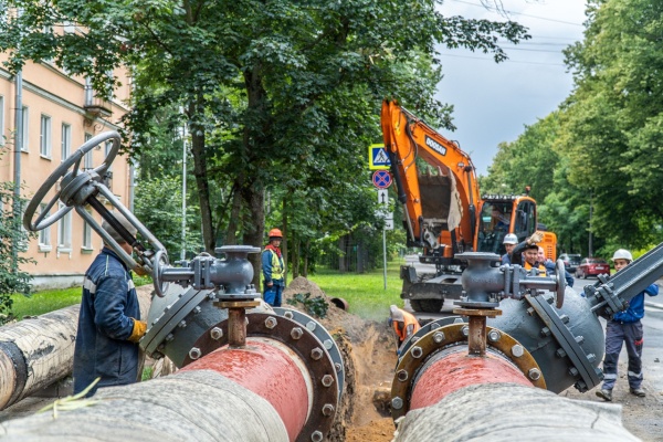 Глава администрации Пушкинского района Андрей Чапуров рассказал о обновлении тепломагистрали вдоль Павловского шоссе в Пушкине.