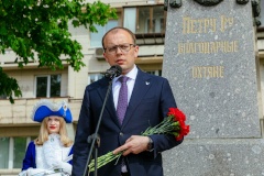 В День города в Красногвардейском районе прошла церемония возложения цветов к памятнику Петру Первому.