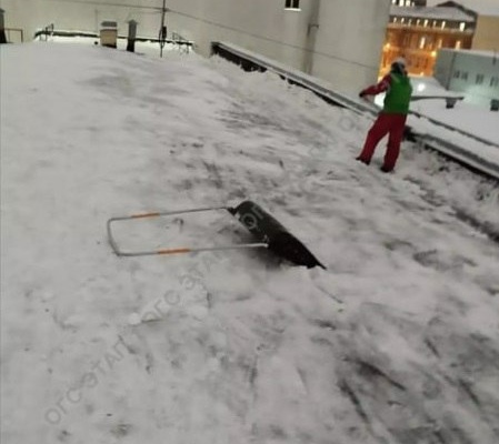 За 5 дней в Санкт‑Петербурге очистили почти 5 тысяч крыш нежилых зданий от снега