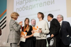 Вице-губернатор Ирина Потехина наградила победителей и участников инженерных соревнований среди команд школьных конструкторских бюро