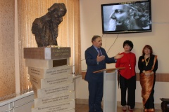 В школе № 653 с углубленным изучением иностранных языков (хинди, английского) имени Рабиндраната Тагора состоялось торжественное открытие памятника Рабиндранату Тагору