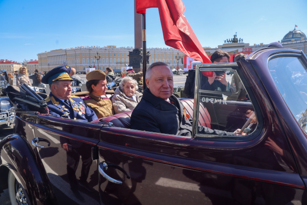 Традиционный пробег ретроавтомобилей в День Победы по Невскому проспекту