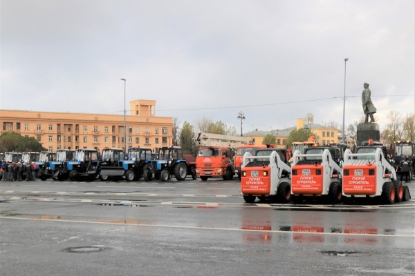 На Кировской площади прошла проверка готовности уборочной техники к работе в осенне-зимний период 2021-2022 годов