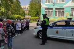 Инспекторы ГИБДД Фрунзенского района провели для дошкольников урок по безопасности дорожного движения