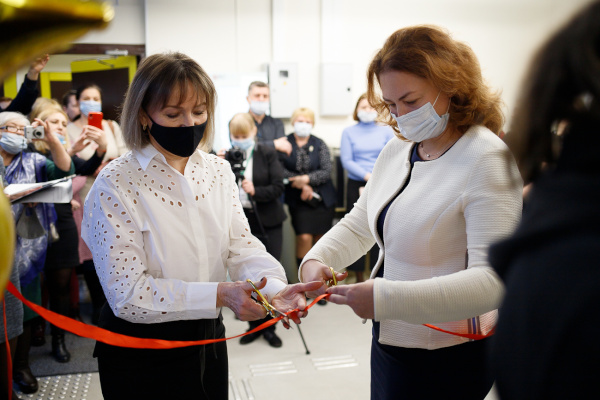 Читать, учиться, общаться. Библиотека г. Ломоносова открылась после капитального ремонта