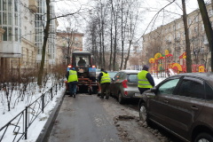 В Невском районе проводится комплексная зачистка внутридворовых территорий от снега и наледи.