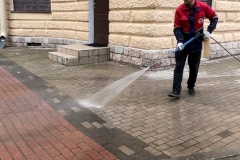 С самого утра дворники и механизаторы в Петербурге выходят на уборку внутриквартальных территорий