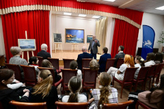 В Калининском районе открылась выставка «Арктика – детям», объединившая профессиональных маринистов и юных художников