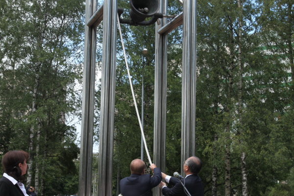 Церемония возложения цветов к Колоколу мира