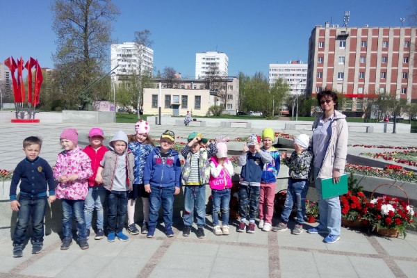 Сотрудники библиотеки №12 «Информационно-сервисный центр» провели экскурсию для воспитанников детского сада