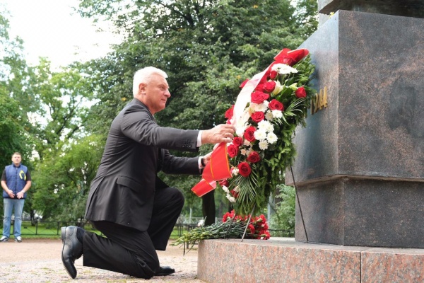 Валерий Гарнец возложил цветы