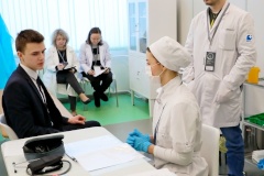 Юные фельдшеры демонстрируют навыки оказания медпомощи на соревнованиях Чемпионата «Профессионалы»