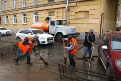 Жилкомсервисы продолжают  уборку района