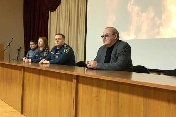 Сотрудники МЧС Невского района провели беседу с медицинским персоналом по профилактике возникновения пожаров