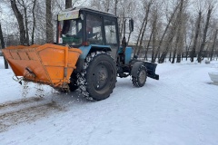 В Кировском районе продолжается зимняя уборка территории от снега и наледи