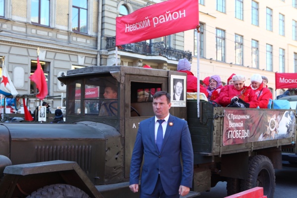 Ветераны Невского района приняли участие в параде ретро-автомобилей