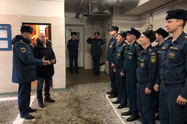 Константин Серов посетил одну из старейших пожарных частей города