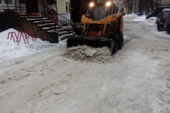 Борьба со снегом во Фрунзенском районе продолжается и в праздники